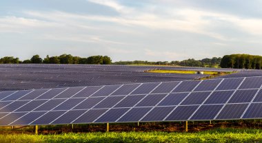 Brezilya 'da güneş çiftliği. Yeşil enerji için güneş enerjisi. Sürdürülebilir yenilenebilir enerji. Fotovoltaik elektrik santrali ya da güneş parkı. Güneş paneli kurulumu ve bakım konsepti. Enerji sürdürülebilirliği.
