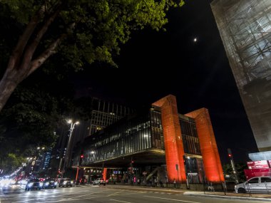 Sao Paulo, Brezilya, 28 Nisan 2023. Paulista Bulvarı 'ndaki Sao Paulo Sanat Müzesi' nin gece manzarası.