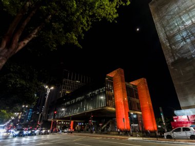 Sao Paulo, Brezilya, 28 Nisan 2023. Paulista Bulvarı 'ndaki Sao Paulo Sanat Müzesi' nin gece manzarası.