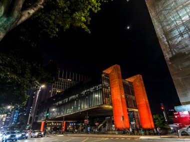 Sao Paulo, Brezilya, 28 Nisan 2023. Paulista Bulvarı 'ndaki Sao Paulo Sanat Müzesi' nin gece manzarası.