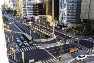 Sao Paulo, Brezilya, 4 Ağustos 2024. Sao Paulo 'nun merkez bölgesinde Paulista Bulvarı' nda trafik var.,