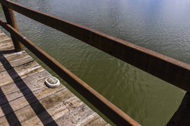 Brezilya 'da güneşli bir günde beyaz lambalı ahşap güverte