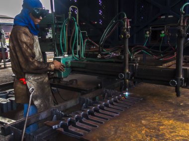 Piracicaba, Sao Paulo, Brezilya. 16 Mart 2005. Etanol rafinerisindeki tarımsal makine bakımı teknik personeli.