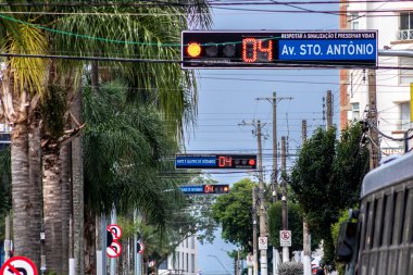 Marilia, Sao Paulo, Brezilya, 11 Ekim 2022. Marilia şehir merkezindeki bir caddede üzerinde sokak isimleri yazan geri sayım sayacı olan trafik ışığı