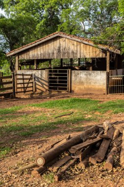 Brezilya 'da küçük bir çiftlik hayvanı çiftliğindeki hayvanlar için ahşap ahır