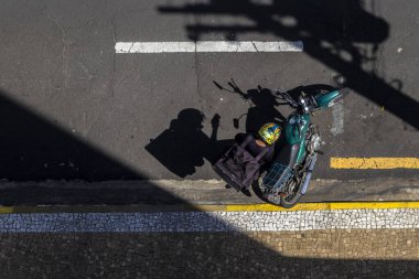 Marilia, Sao Paulo, Brezilya. Aralık 01, 2024. Marilia şehrinin caddesindeki Honda motosikletli yemek dağıtıcısının en iyi görüntüsü.