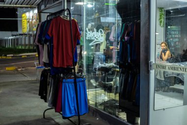 Marilia, Sao Paulo, Brezilya, Aralık 06, 2024. Marilia şehir merkezinde Noel alışverişi için popüler ticarette gece hareketi