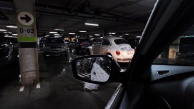 Marilia, Sao Paulo, Brezilya, Ekim 08, 20.23. Brezilya 'da yağmurlu bir günde özel bir otoparkta araba sürerken 4K görüntüsü
