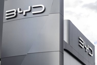 Marilia, SP, Brezilya, 11 Aralık 2024. Marilia şehrinde elektrikli ve hibrit araba satan Çinli BYD 'nin araba galerisinin önünde.