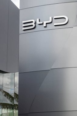 Marilia, SP, Brezilya, 11 Aralık 2024. Şehirdeki elektrikli ve hibrit araba satan Çinli BYD 'nin araba galerisi 