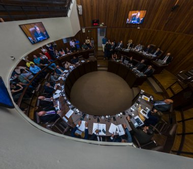 Marilia, Sao Paulo, Brezilya, 17 Şubat 2025: 13 meclis üyesi için dairesel bir formatta, Marlia Şehir Konseyi 'nin genel kurulunun iç görüşü.