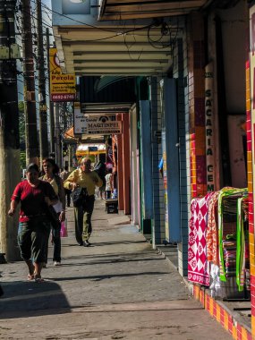 Sao Paulo, SP, Brezilya, Mart 02, 2007. İnsanlar, Sao Paulo şehrinin doğusundaki sutyen mahallesindeki bazı dükkanların önünde yürüyor..