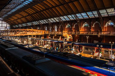 Sao Paulo, Brezilya, 27 Nisan 2023. Luz İstasyonu 'nun içinde, çeşitli CPTM hatlarının biniş ve iniş platformlarında tren ve yolcular hareket ediyor.