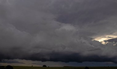 Brezilya kırsal bölgesinde kara bulutlar ve yağmurlu