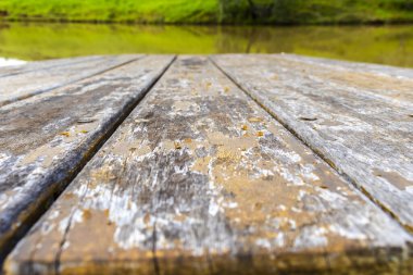 Brezilya 'da sınırlandırılmış odaklı arka plan için kırsal ahşap masa