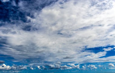 Brezilya 'da mavi gökyüzü olan güzel beyaz bulutların soyut arkaplanı