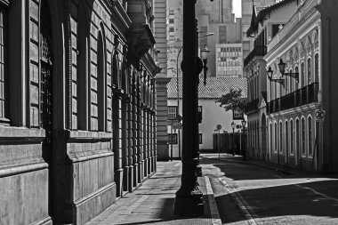 Sao Paulo şehir merkezindeki tarihi evlerin perspektifinden siyah beyaz fotoğraf
