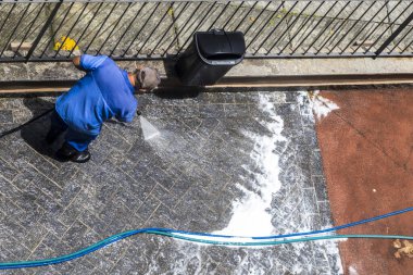 Sao Paulo, Brezilya, 23 Ocak 2025. Yüksek basınçlı su temizleyici ile çalışan işçi Brezilya 'da bir taş yüzeyi temizliyor.