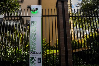 Sao Paulo, SP, 22 Ocak 2025. Şehir güvenlik totemi Gabriel 'in güvenlik kameraları, suç araçlarını tespit etmek ve otomatik olarak polise bildirmek için tasarlanmış. Dost gözlerle modern tasarım