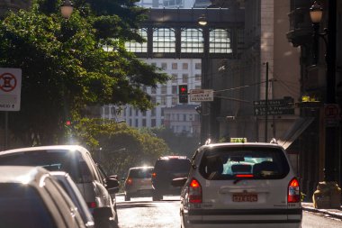 Sao Paulo, SP, Brezilya, 30 Nisan 2011. Brezilya, Sao Paulo 'da sabah trafiği. Arabalı şehir manzarası, tarihi mimari ve şehir hayatı..