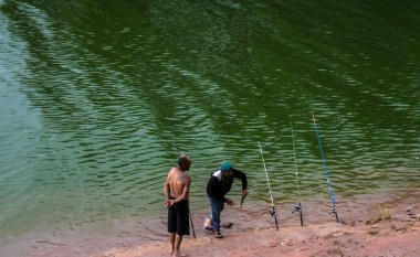 Sao Paulo, SP, Brezilya. 26 Ocak 2025. Borore Adası 'ndaki Billings Rezervuarındaki balıkçılar, boş zamanların ve doğayla bağlantının bir sahnesi.