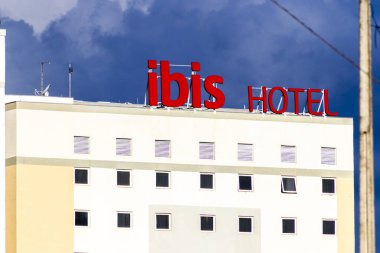 Marilia, Sao Paulo, Brezilya. 12 Mart 2025. Dünyanın en büyük konukseverlik şirketlerinden biri olan Accor Group 'a ait bir otel zinciri olan Ibis Otel binasının ön cephesi.
