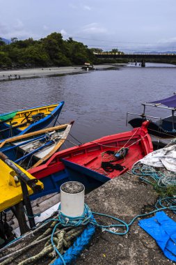 Peruibe, Sao Paulo, 17 Ocak 2025. Brezilya, Peruibe 'de renkli balıkçı tekneleri. Sahil hayatı, gelenek ve Atlantik Ormanı 'nın canlı bir sahnesi.