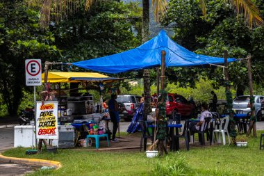 Peruibe, Sao Paulo, Brezilya. 17 Ocak 2025, Peruibe 'deki balık pazarının yakınında renkli çadırlarla ayakta durun. Yerel ticaret, balıkçılık, turizm, Brezilya. Gayri resmi ekonomi ve kıyı toplumu