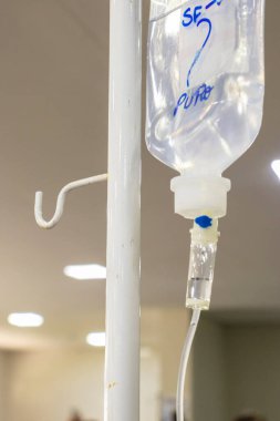 Damardan görülebilir sıvı ve kabarcıklar çıkması hastane ortamını işaret ediyor. Tıbbi tedavi, sağlık ve iyileşme kavramları