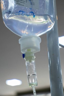 Damardan görülebilir sıvı ve kabarcıklar çıkması hastane ortamını işaret ediyor. Tıbbi tedavi, sağlık ve iyileşme kavramları