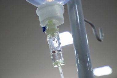 Damardan görülebilir sıvı ve kabarcıklar çıkması hastane ortamını işaret ediyor. Tıbbi tedavi, sağlık ve iyileşme kavramları