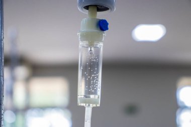 Damardan görülebilir sıvı ve kabarcıklar çıkması hastane ortamını işaret ediyor. Tıbbi tedavi, sağlık ve iyileşme kavramları