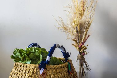 Brezilya 'da bir sepet hindiba ve kurutulmuş çiçeklerle dolu bir hayat. Kırsal ve sürdürülebilir bir yaşam tarzını çağrıştırıyor.