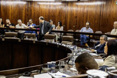 Marilia, Sao Paulo, Brezilya, 14 Nisan 2025 Marilia İl Meclisi 'nin genel kurul oturumunun iç görüşü, 17 meclis üyesi için dairesel formatta yer almaktadır..