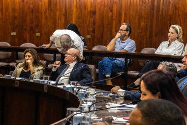 Marilia, Sao Paulo, Brezilya, 14 Nisan 2025 Marlia Şehir Konseyi 'nin genel kurul oturumunun iç görüşü, 17 meclis üyesi için dairesel bir formatta yer almaktadır..