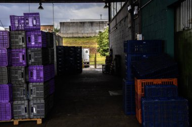 Marilia, Sao Paulo, Brezilya, 24 Nisan 2025. Paletler, plastik sandıklar ve el paletleri olan bir depo. Lojistik ve depolama resimlerini çizer.