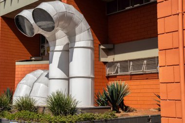 Mimariye karşı endüstriyel havalandırma kanalları. HVAC sistemleri, enerji verimliliği ve kentsel altyapı.