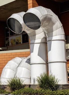 Mimariye karşı endüstriyel havalandırma kanalları. HVAC sistemleri, enerji verimliliği ve kentsel altyapı.