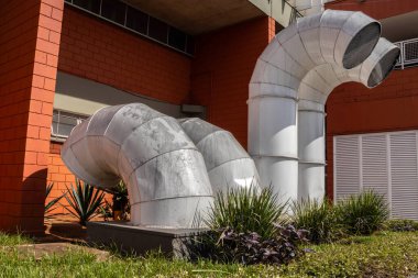 Mimariye karşı endüstriyel havalandırma kanalları. HVAC sistemleri, enerji verimliliği ve kentsel altyapı.