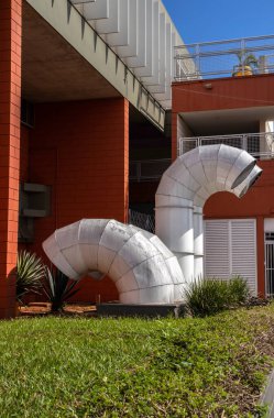 Mimariye karşı endüstriyel havalandırma kanalları. HVAC sistemleri, enerji verimliliği ve kentsel altyapı.