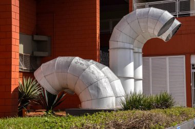 Mimariye karşı endüstriyel havalandırma kanalları. HVAC sistemleri, enerji verimliliği ve kentsel altyapı.