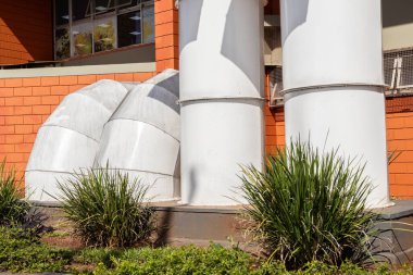 Mimariye karşı endüstriyel havalandırma kanalları. HVAC sistemleri, enerji verimliliği ve kentsel altyapı.