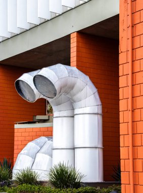 Mimariye karşı endüstriyel havalandırma kanalları. HVAC sistemleri, enerji verimliliği ve kentsel altyapı.