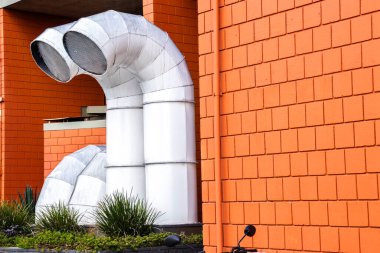 Mimariye karşı endüstriyel havalandırma kanalları. HVAC sistemleri, enerji verimliliği ve kentsel altyapı.