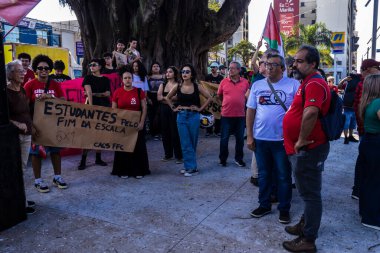 Marilia, Sao Paulo, Brezilya, Mayıs 01, 2025. Sancaklı protestocular, Brezilya 'da Çalışma Günü' nü kutlamak için ülkede daha iyi çalışma koşulları çağrısında bulunuyorlar, Marilia şehir merkezinde bir sokakta yürüyorlar.