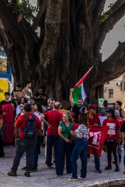 Marilia, Sao Paulo, Brezilya, Mayıs 01, 2025. Sancaklı protestocular, Brezilya 'da Çalışma Günü' nü kutlamak için ülkede daha iyi çalışma koşulları çağrısında bulunuyorlar, Marilia şehir merkezinde bir sokakta yürüyorlar.
