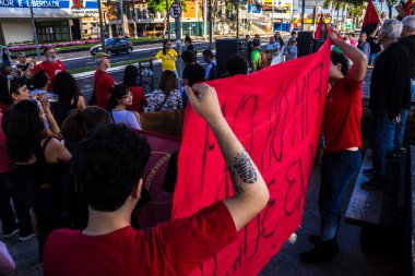 Marilia, Sao Paulo, Brezilya, Mayıs 01, 2025. Sancaklı protestocular, Brezilya 'da Çalışma Günü' nü kutlamak için ülkede daha iyi çalışma koşulları çağrısında bulunuyorlar, Marilia şehir merkezinde bir sokakta yürüyorlar.