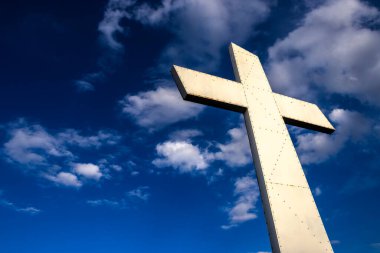 Metalik haç, dramatik bir gökyüzüne karşı, inancı, umudu ve maneviyatı simgeliyor. Dini eğitim, tarih, kültür ve inanç ve gelenekle ilgili haber hikayeleri için mükemmel..