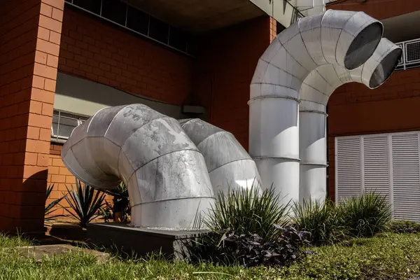 Mimariye karşı endüstriyel havalandırma kanalları. HVAC sistemleri, enerji verimliliği ve kentsel altyapı.