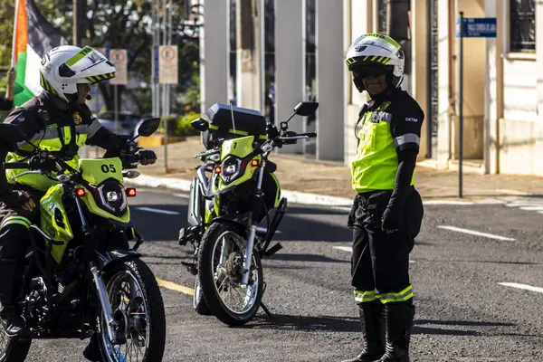 Marilia, Sao Paulo, Brezilya, Mayıs 01, 2025. Motosikletli iki trafik görevlisi Marilia şehir merkezinde bir sokakta çalışıyor.